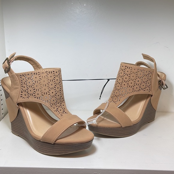 Bella Vita Shoes - Women’s Bella Vita Wedge. Size 8.